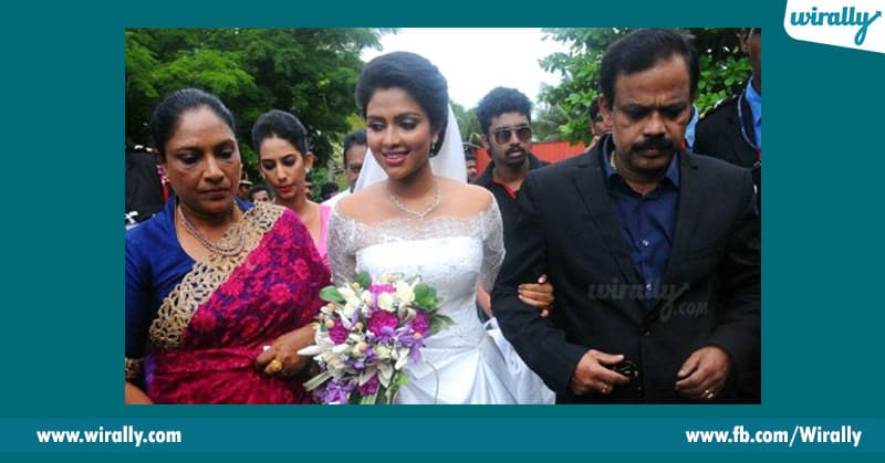 amala paul with his mother