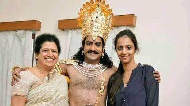 26. Jr. Ntr Rare Pic With His Mother Shalini And Wife Lakshmi Pranathi